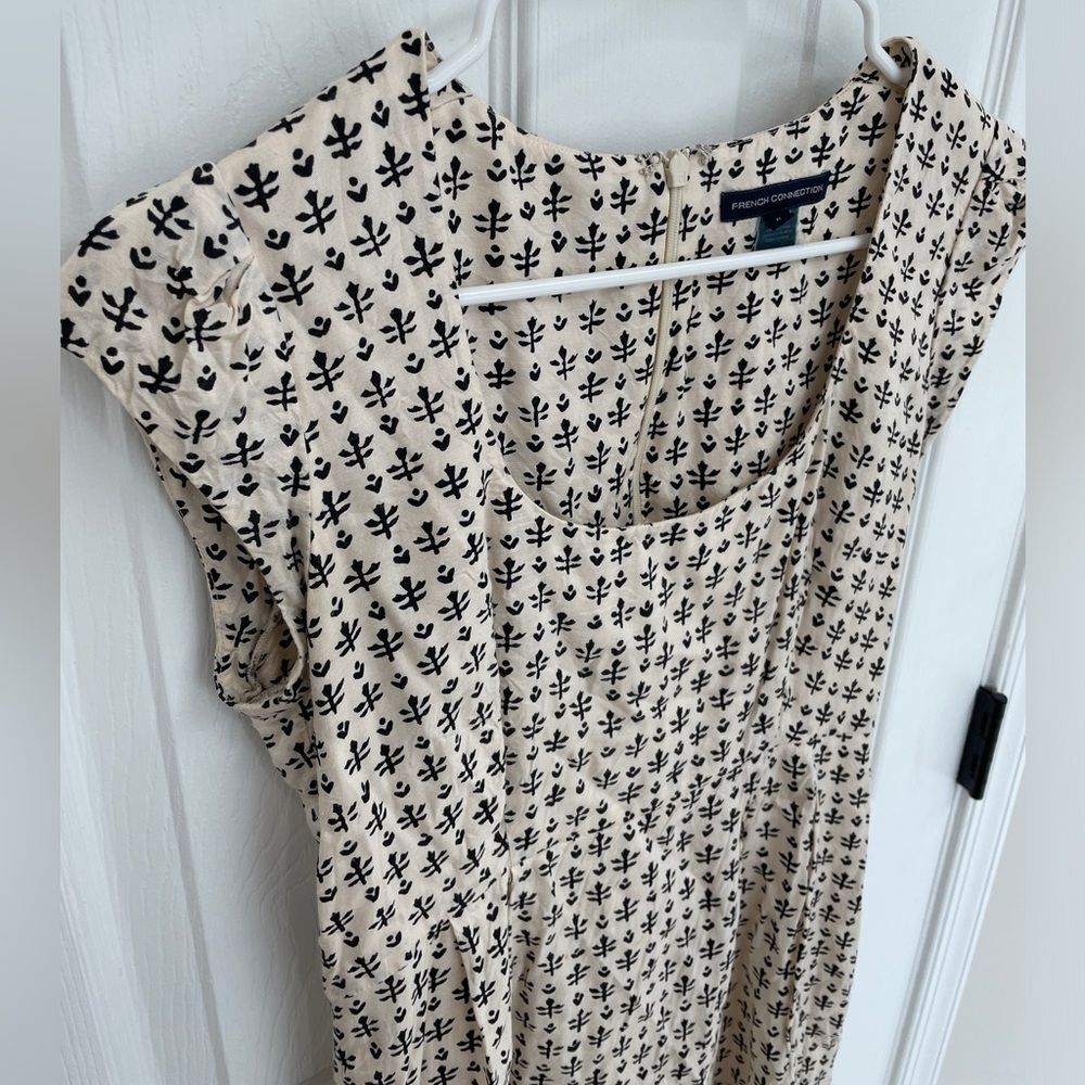 French Connection Beige Geometric Scoop Neck Babydoll Dress Women’s Size 6 - Picture 6 of 7